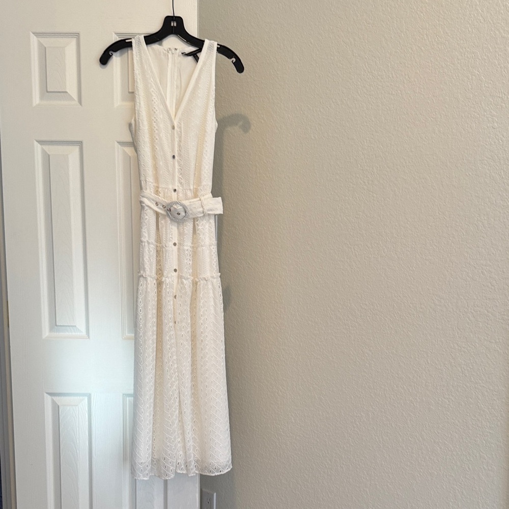 Elegant White Sleeveless Dress